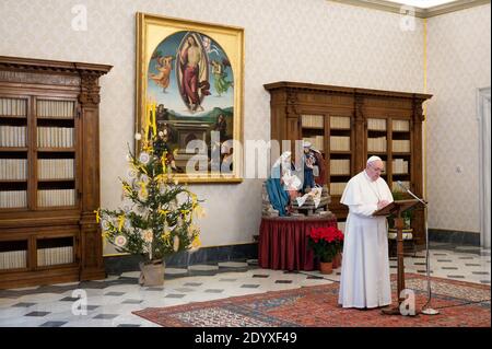 Rom, Italien. Dezember 2020. 26. Dezember 2020: Papst Franziskus segnet aus dem Fenster des Apostolischen Palastes, nachdem er ein privates, wöchentlich gestreamtes Angelusgebet aus der Bibliothek des Palastes in der Vatikanischen REDAKTION GEHALTEN hat. NICHT ZUM VERKAUF FÜR MARKETING- ODER WERBEKAMPAGNEN. Kredit: Unabhängige Fotoagentur/Alamy Live Nachrichten Stockfoto