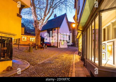 Blick auf die gepflasterte Straße und Architektur von Elm Hill in der Abenddämmerung, Norwich, Norfolk, England, Großbritannien, Europa Stockfoto