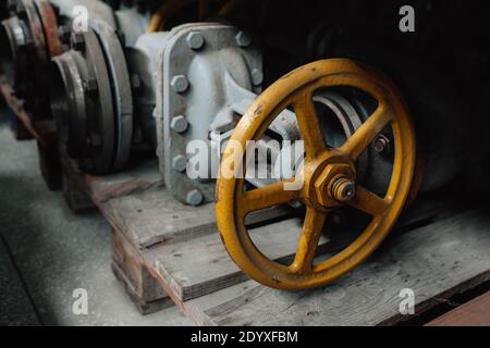 Ein großer Absperrschieber liegt auf einer Palette im Lager. Lagerung von Vergasungsanlagen Stockfoto