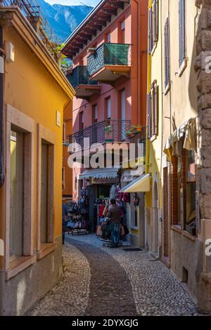 Blick auf enge gepflasterte Straße und Architektur an einem sonnigen Tag, Malcesine, Gardasee, Provinz Verona, Italien, Europa Stockfoto