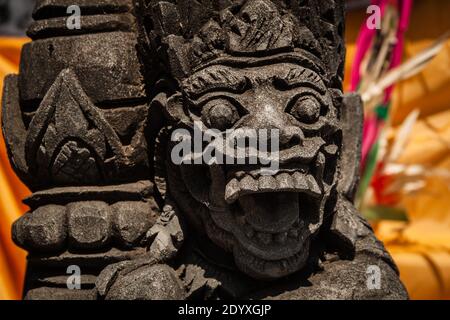 Details des Gesichts einer Dvarapala (Torhüter) Statue am Tanah Lot Tempel in Bali Stockfoto