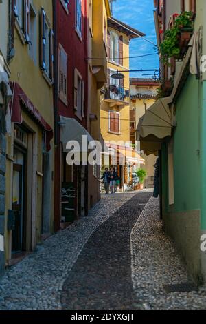 Blick auf enge gepflasterte Straße und Architektur an einem sonnigen Tag, Malcesine, Gardasee, Provinz Verona, Italien, Europa Stockfoto