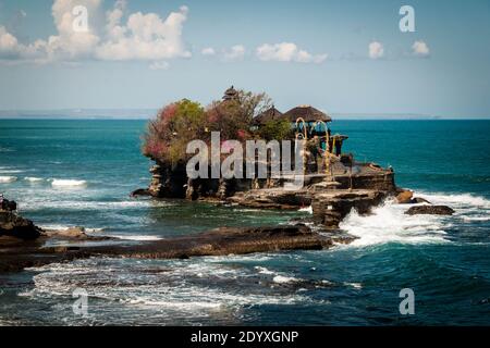 Tanah Lot Tempel Nahaufnahme Bild, an einem windigen und sonnigen Tag Stockfoto