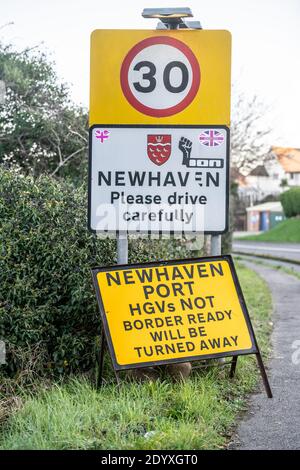 Ein Schild, auf dem LKW-Fahrer darauf hinsehen, dass sie "grenzbereit" sein müssen, um die Fähre nach Frankreich zu bekommen, da der Brexit nur eine Woche entfernt ist. A259, Newhaven, East Sussex, Großbritannien. Stockfoto