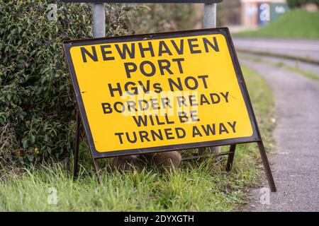 Ein Schild, auf dem LKW-Fahrer darauf hinsehen, dass sie "grenzbereit" sein müssen, um die Fähre nach Frankreich zu bekommen, da der Brexit nur eine Woche entfernt ist. A259, Newhaven, East Sussex, Großbritannien. Stockfoto