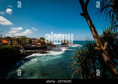 Weitwinkelansicht des Tanah Lot Tempels in der Welle Meer aus der Ferne Stockfoto