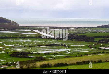 Alfriston Sussex UK 28. Dezember 2020 - Felder und Ackerland werden vom Fluss Cuckmere in der Nähe von Alfriston in East Sussex überflutet, nach dem jüngsten starken Regen und Sturm Bella, der in ganz Großbritannien zu Störungen geführt hat. Mehr Schnee und Regen werden für Großbritannien in den nächsten Tagen prognostiziert : Credit Simon Dack / Alamy Live News Stockfoto