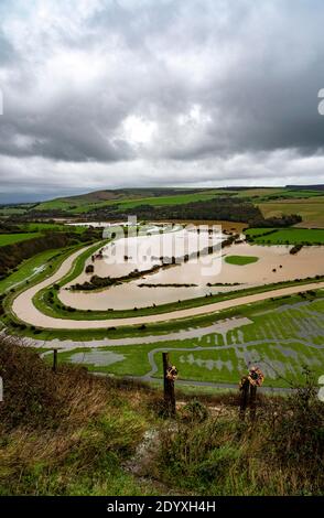 Alfriston Sussex UK 28. Dezember 2020 - Felder und Ackerland werden vom Fluss Cuckmere in der Nähe von Alfriston in East Sussex überflutet, nach dem jüngsten starken Regen und Sturm Bella, der in ganz Großbritannien zu Störungen geführt hat. Mehr Schnee und Regen werden für Großbritannien in den nächsten Tagen prognostiziert : Credit Simon Dack / Alamy Live News Stockfoto