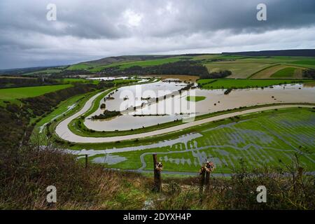 Alfriston Sussex UK 28. Dezember 2020 - Felder und Ackerland werden vom Fluss Cuckmere in der Nähe von Alfriston in East Sussex überflutet, nach dem jüngsten starken Regen und Sturm Bella, der in ganz Großbritannien zu Störungen geführt hat. Mehr Schnee und Regen werden für Großbritannien in den nächsten Tagen prognostiziert : Credit Simon Dack / Alamy Live News Stockfoto