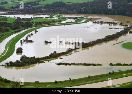 Alfriston Sussex UK 28. Dezember 2020 - Felder und Ackerland werden vom Fluss Cuckmere in der Nähe von Alfriston in East Sussex überflutet, nach dem jüngsten starken Regen und Sturm Bella, der in ganz Großbritannien zu Störungen geführt hat. Mehr Schnee und Regen werden für Großbritannien in den nächsten Tagen prognostiziert : Credit Simon Dack / Alamy Live News Stockfoto