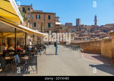 Blick auf das Restaurant und die Skyline der Stadt, einschließlich Campanile des Palazzo Comunale, Siena, Toskana, Italien, Europa Stockfoto