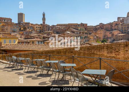 Blick auf die Skyline der Stadt, einschließlich des Campanile des Palazzo Comunale, Siena, Toskana, Italien, Europa Stockfoto