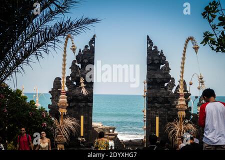 Tanah Lot Tempel Tor und Touristen um ihn herum Stockfoto