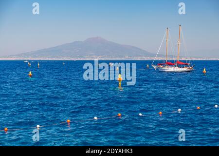 Blick auf den Vesuv und Segelboote aus Sorrento, Sorrento, Kampanien, Italien, Europa Stockfoto