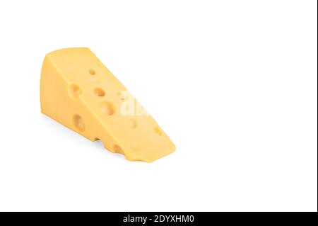 Maasdam Käse. Dreieckiges Stück Käse mit Löchern isoliert auf weiß. Stück Käse isoliert auf weißem Hintergrund. Holländischer Halbhartkäse aus Natur Stockfoto