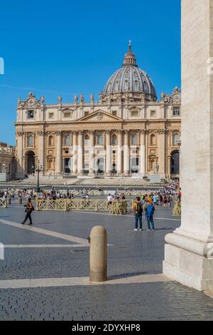 Blick auf Touristen vor der alten Basilika San Pietro im Vatikan, Symbol der katholischen Religion, Rom, Latium, Italien, Europa Stockfoto