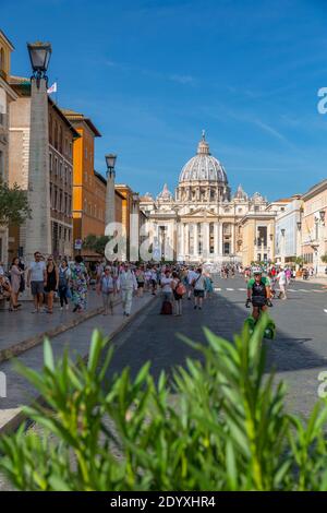 Blick auf die alte Basilika San Pietro im Vatikan, Symbol der katholischen Religion, Rom, Latium, Italien, Europa Stockfoto