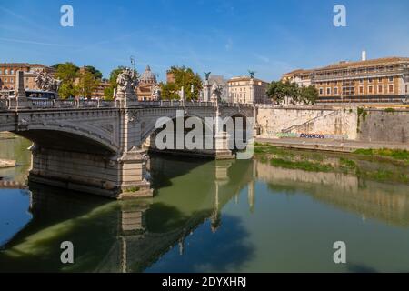 Blick auf den Tiber (Tevere) und die Kuppel des Petersdoms, Rom, Latium, Italien, Europa Stockfoto