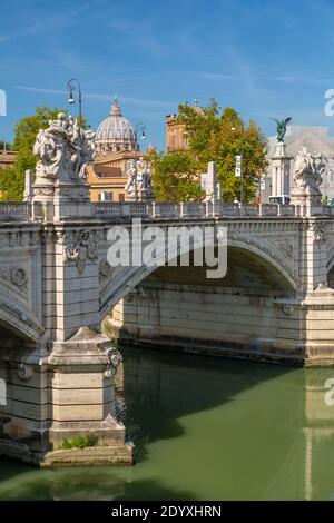 Blick auf den Tiber (Tevere) und die Kuppel des Petersdoms, Rom, Latium, Italien, Europa Stockfoto