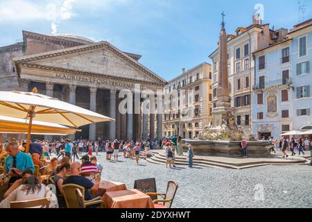 Blick auf das Pantheon und Cafés in Fontana del Pantheon, Piazza della Rotonda, Rom, Latium, Italien, Europa Stockfoto