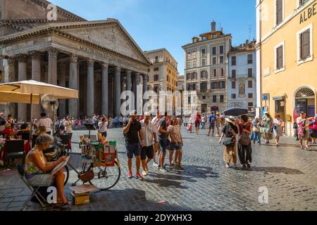 Blick auf das Pantheon und Aktivitäten in Fontana del Pantheon, Piazza della Rotonda, Rom, Latium, Italien, Europa Stockfoto