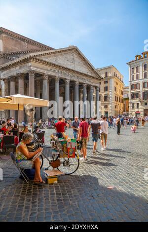 Blick auf das Pantheon und Aktivitäten in Fontana del Pantheon, Piazza della Rotonda, Rom, Latium, Italien, Europa Stockfoto