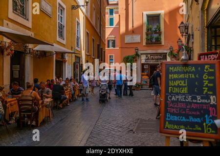 Blick auf Cafés, Restaurants und Geschäfte in der Nähe der Piazza della Rotonda, Rom, Latium, Italien, Europa Stockfoto