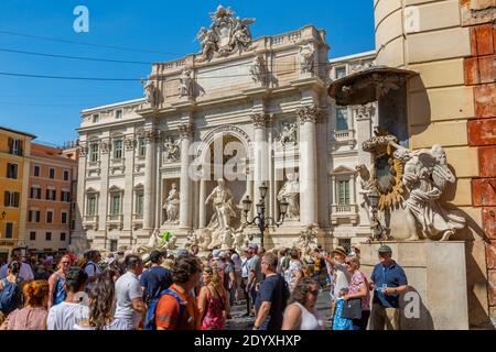 Blick auf Besucher und Trevi-Brunnen, Piazza di Trevi, Rom, Latium, Italien, Europa Stockfoto