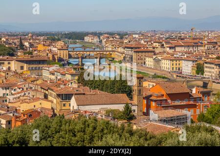 Blick auf den Fluss Arno und Ponte Vecchio von der Piazzale Michelangelo Hügel, Florenz, Toskana, Italien, Europa Stockfoto