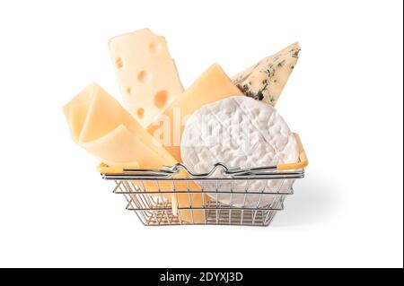 Lebensmittelkorb mit Käse. Viele verschiedene Käse im Warenkorb. Stücke Käse verschiedene Sorten in kleinen Warenkorb. Sorten von ch Stockfoto