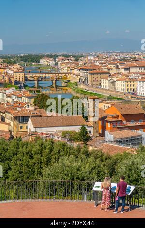 Blick auf den Fluss Arno und Ponte Vecchio von der Piazzale Michelangelo Hügel, Florenz, Toskana, Italien, Europa Stockfoto