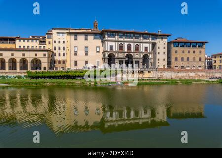 Blick auf spiegelte Gebäude im Fluss Arno, Florenz, Toskana, Italien, Europa Stockfoto