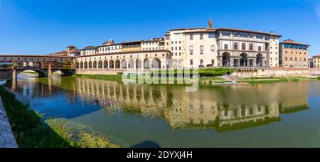 Blick auf spiegelte Gebäude und Ponte Vecchio im Fluss Arno, Florenz, Toskana, Italien, Europa Stockfoto