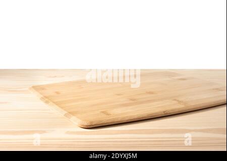 Holzschneidebrett isoliert auf weißem Hintergrund. Leeres Schneidebrett auf Holztisch. Leere Bambus Schneidebrett auf einem weißen Holz Stockfoto