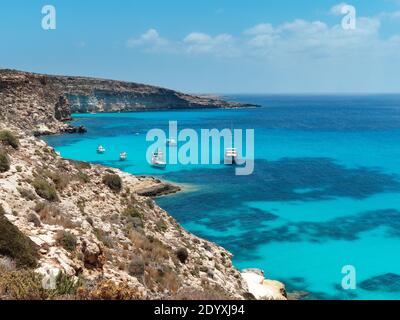 Blick auf die Küste der Insel Lampedusa sizilien italien Paradies Meer Yacht Kaninchen Strand Stockfoto