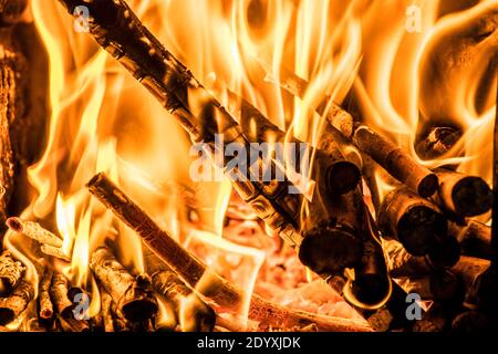 Feuer in einem Küchenofen, mit brennendem Brennholz Stockfoto