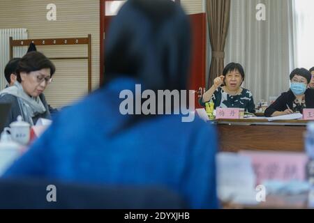 (201228) -- PEKING, 28. Dezember 2020 (Xinhua) -- Experten diskutieren bei einem Treffen über die Anpassung der nationalen Krankenversicherungsrückerstattungsliste in Peking, Hauptstadt von China, 18. Oktober 2020. China hat 119 weitere Arten von Medikamenten in seine nationale Krankenversicherungsrückerstattungsliste aufgenommen, was größere Preissenkungen und Vorteile für mehr Menschen zur Verfügung stellt, sagte die Nationale Gesundheitsbehörde (NHSA) bei einer Pressekonferenz am Montag. Sechsundneunzig der Neuzugänge in der Liste sind exklusive Medikamente, die niedrigere Preise durch Verhandlungen bieten und 16 wurden in diesem Jahr neu auf den Markt gebracht, die N Stockfoto