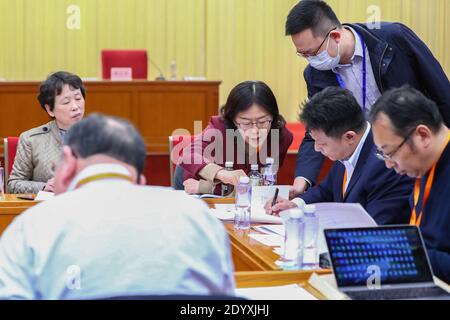 (201228) -- PEKING, 28. Dezember 2020 (Xinhua) -- Experten diskutieren bei einem Treffen über die Anpassung der nationalen Krankenversicherungsrückerstattungsliste in Peking, Hauptstadt von China, 29. Oktober 2020. China hat 119 weitere Arten von Medikamenten in seine nationale Krankenversicherungsrückerstattungsliste aufgenommen, was größere Preissenkungen und Vorteile für mehr Menschen zur Verfügung stellt, sagte die Nationale Gesundheitsbehörde (NHSA) bei einer Pressekonferenz am Montag. Sechsundneunzig der Neuzugänge in der Liste sind exklusive Medikamente, die niedrigere Preise durch Verhandlungen bieten und 16 wurden in diesem Jahr neu auf den Markt gebracht, die N Stockfoto