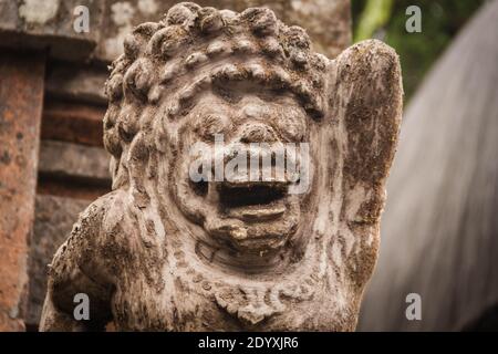 Dvarapala (Torhüter) Statue mit großen Zähnen und Mund im Tanah Lot Tempel Auf Bali Stockfoto