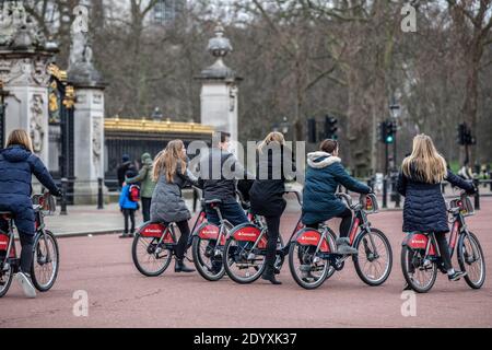 Leere Tage am Boxing Day, wenn Touristen Fahrräder ausleihen und durch die Sehenswürdigkeiten im Zentrum Londons radeln, an dem normalerweise Großbritanniens geschäftigster Einkaufstag, England, ist. Stockfoto