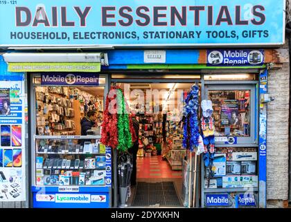 Daily Essentials kleiner unabhängiger Laden in Mile End Road, Whitechapel, East London, England Stockfoto