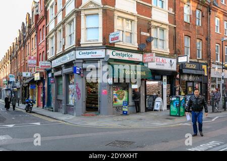 Brick Lane, Costprice Minimarket und kleine unabhängige Geschäfte, Whitechapel, Tower Hamlets, East London, England Stockfoto