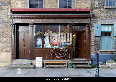 Shop außen auf historischen Gebäude aus dem 19. Jahrhundert in Founier Street, Spitalfields, East London, England Stockfoto