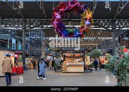 Spitalfields Markthallen mit Ständen und Restaurants, East London, England, UK Stockfoto