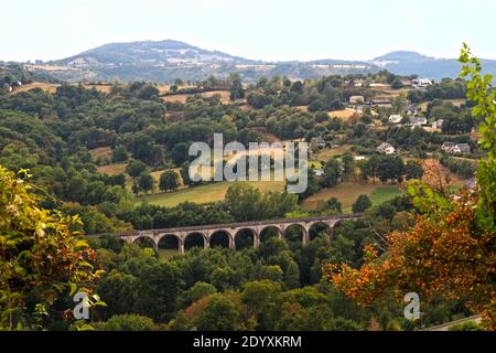 Panoramablick auf das Lot-Tal und das Conquettes-Viadukt von der Burg von Calmont d'Olt (Espalion, Aveyron, Occitanie, Frankreich) Stockfoto