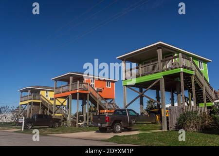 Holly Beach, LA, USA - 19. Januar 2020: Reihe von bunten Häusern auf hohen Stelzen an der Küste von Louisiana gebaut. Gemeinden in diesem Gebiet sind oft betroffen Stockfoto