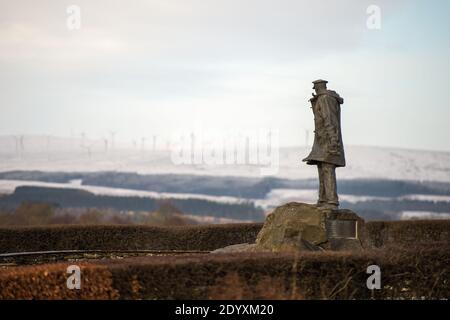 Doune, Stirlingshire, Schottland, Großbritannien. Dezember 2020. Im Bild: Schnee liegt noch auf den Hügeln vom nächtlichen Schneefall von Storm Bella. Temperaturen unter dem Gefrierpunkt, bei denen noch eine gelbe Warnung vorhanden ist, die vom MET Office ausgegeben wurde. Quelle: Colin Fisher/Alamy Live News Stockfoto