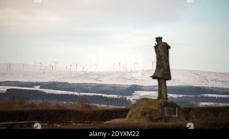 Doune, Stirlingshire, Schottland, Großbritannien. Dezember 2020. Im Bild: Schnee liegt noch auf den Hügeln vom nächtlichen Schneefall von Storm Bella. Temperaturen unter dem Gefrierpunkt, bei denen noch eine gelbe Warnung vorhanden ist, die vom MET Office ausgegeben wurde. Quelle: Colin Fisher/Alamy Live News Stockfoto