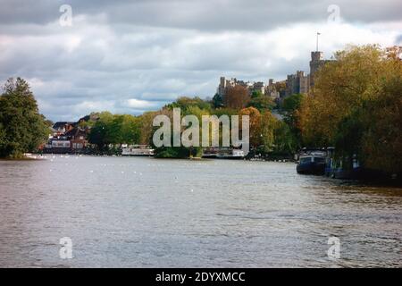 Blick auf Windsor Castle von der Themse Stockfoto