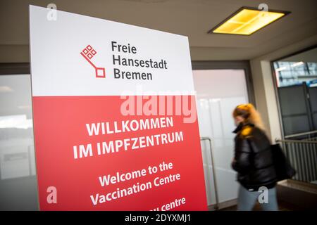 Bremen, Deutschland. Dezember 2020. "Willkommen im Impfzentrum" steht auf einem Schild im Eingangsbereich. Das Bremer Impfzentrum in der Messehalle 7 hat seinen Betrieb aufgenommen. Quelle: Sina Schuldt/dpa/Alamy Live News Stockfoto